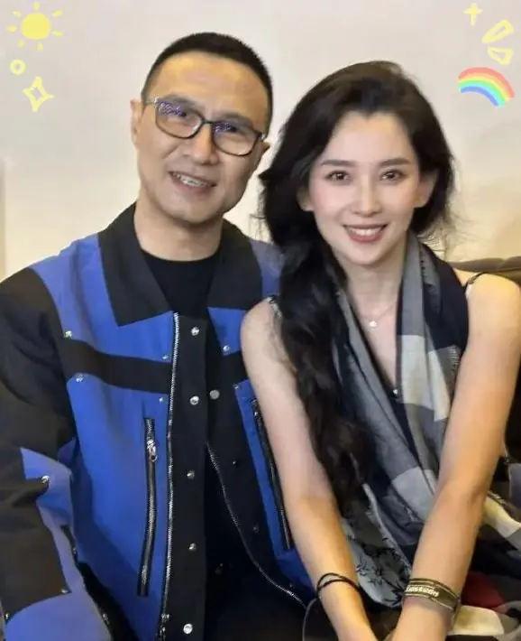 汪峰带女友三亚过年，和森林北牵手逛街好浪漫！女方儿女很懂事