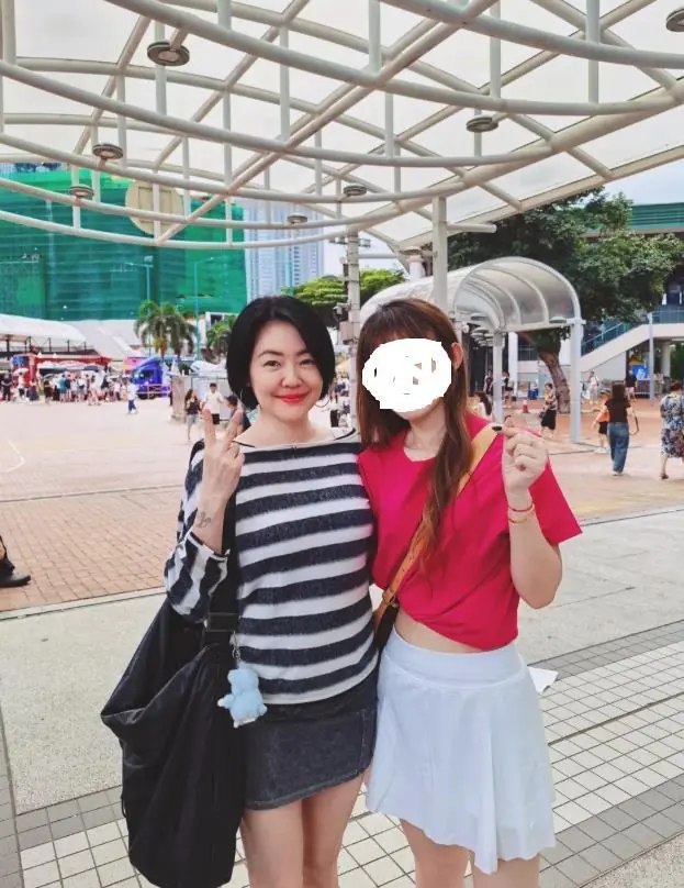 小S和许雅钧香港散心，夫妻十指紧扣感情好，许雅钧动作很绅士
